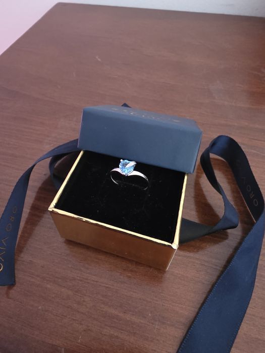 Anel em ouro branco 9k e pedra topázio