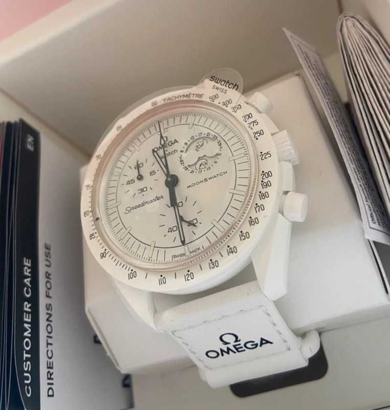 Omega x Swatch Snoopy Moonphase: Polar White Meets Lunar Style