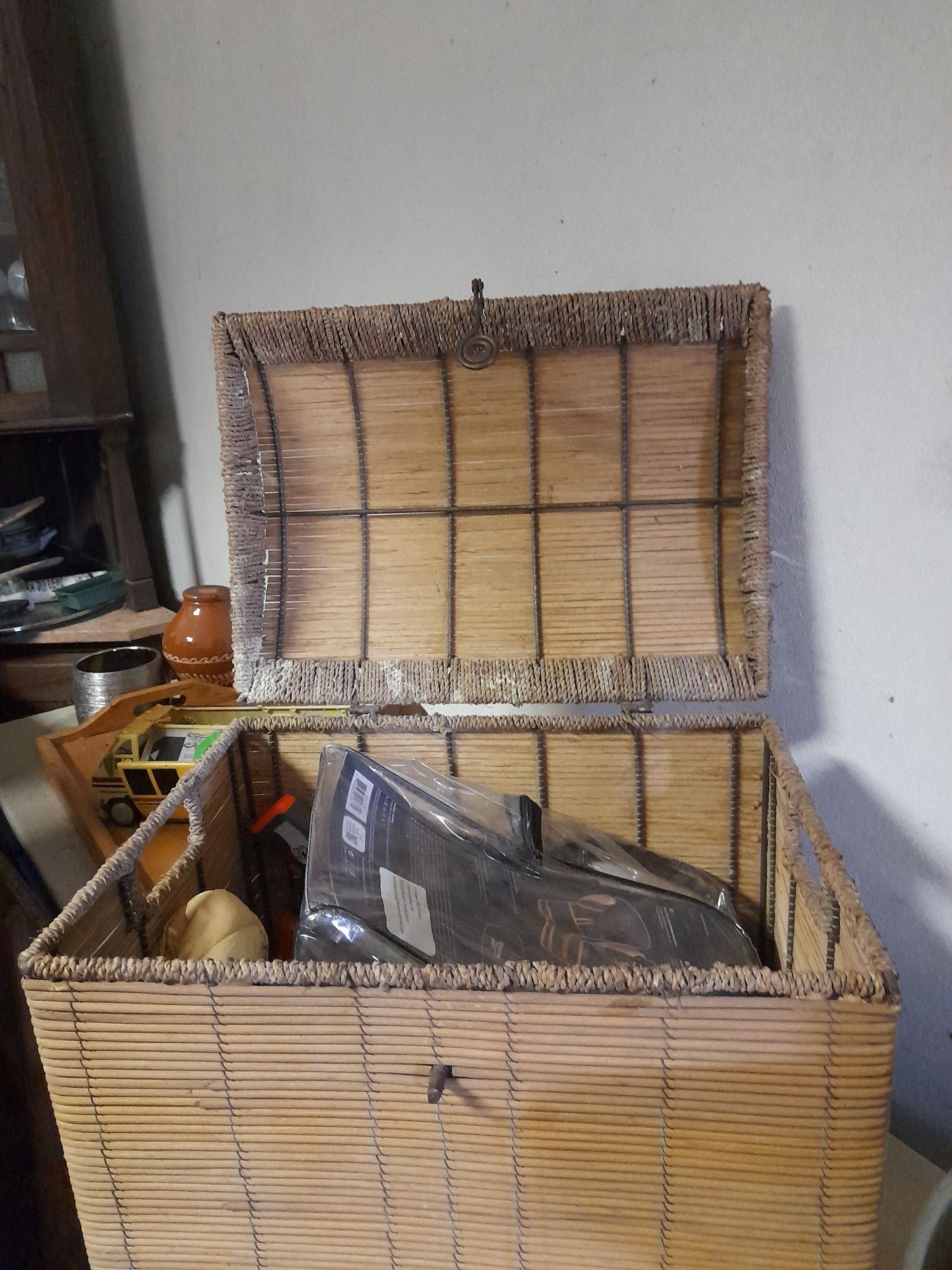 Bau pequejo com cerca de 50 cm