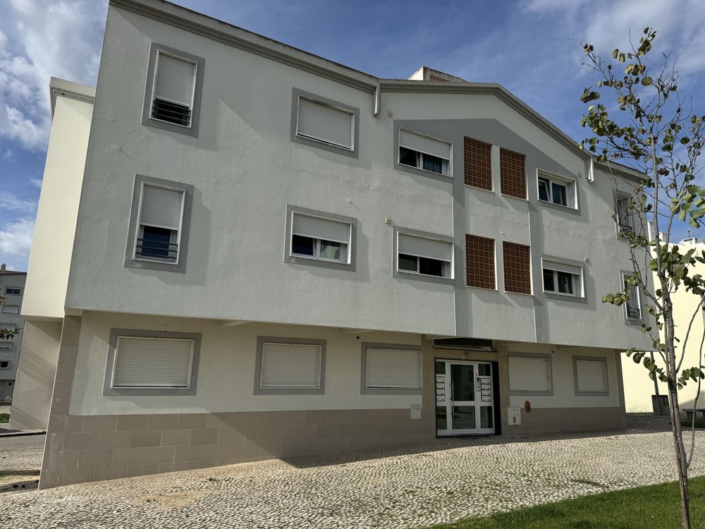 Apartamento T4 com suíte para arrendar – Coina / Palhais