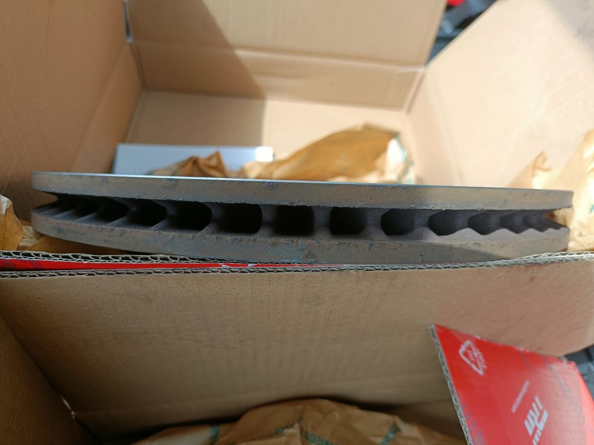 Tarcze hamulcowe Toyota chr przód kpl