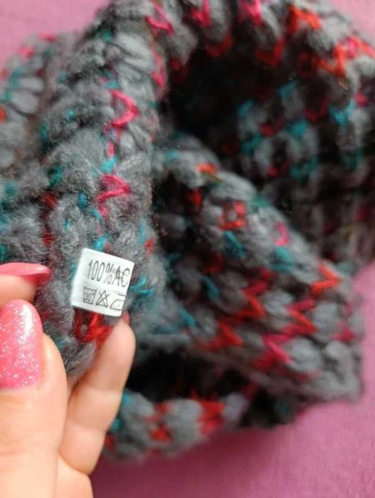 Szaro czerwony pleciony szalik