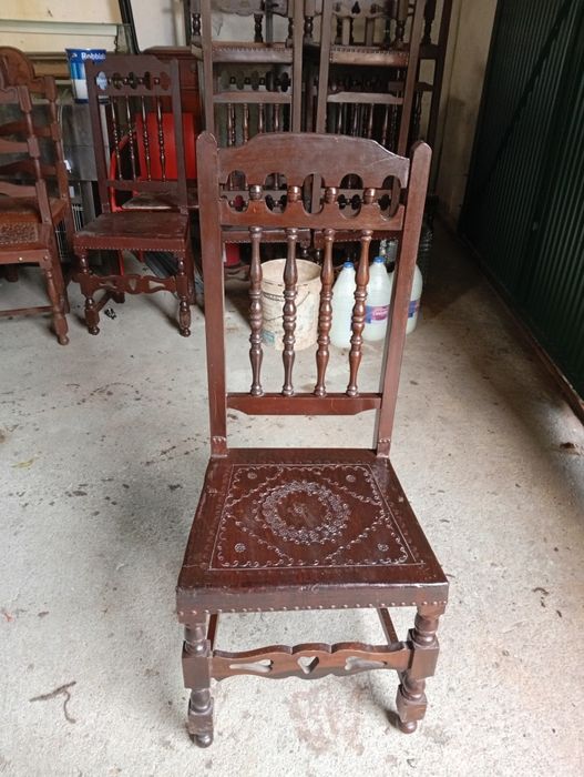 Lote de mesas e cadeiras