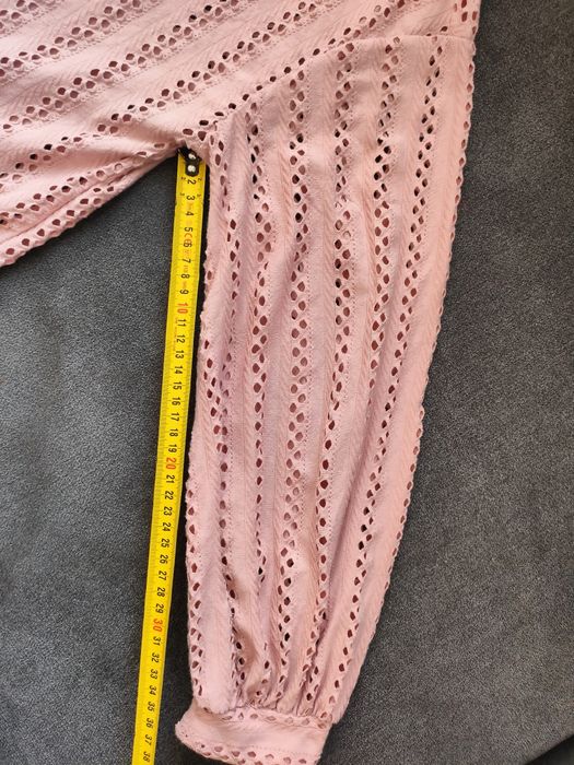 Piękne ażurowa wiązana bluzeczka w kolorze brudnego różu