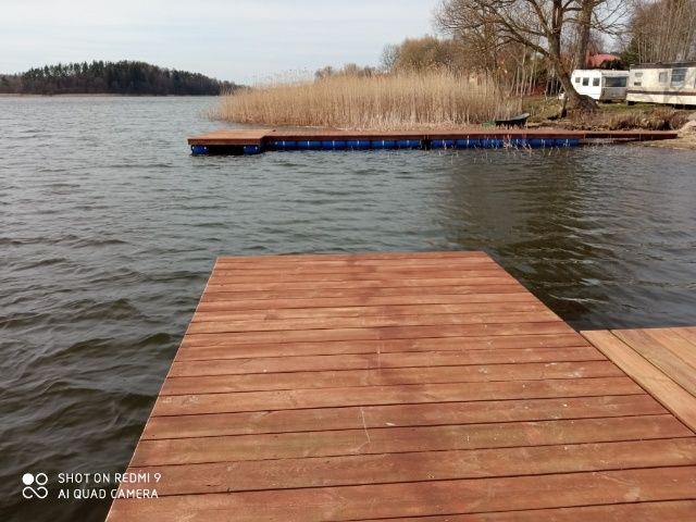 Przystań, pomost pływający, tratwa, dom na wodzie, house boat, modrzew