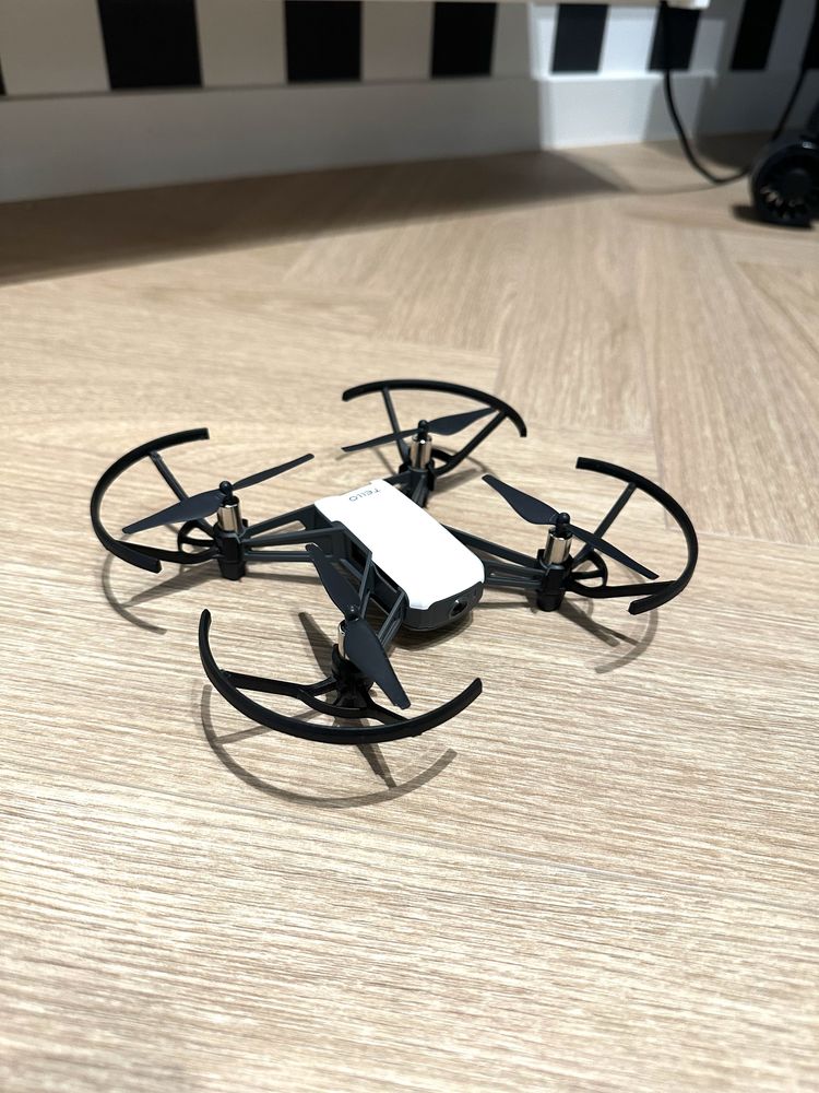 Dron Dji Tello stan idealny nowy akumulator nowe śmigła