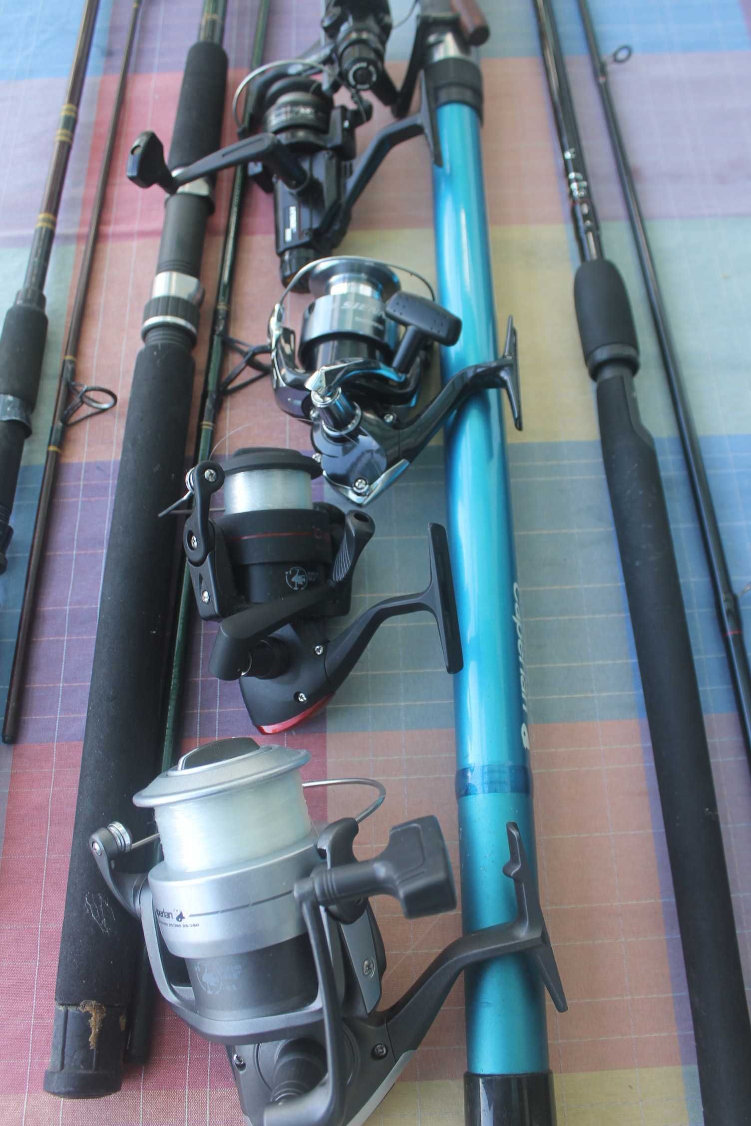 Conjunto carretos e canas de pesca