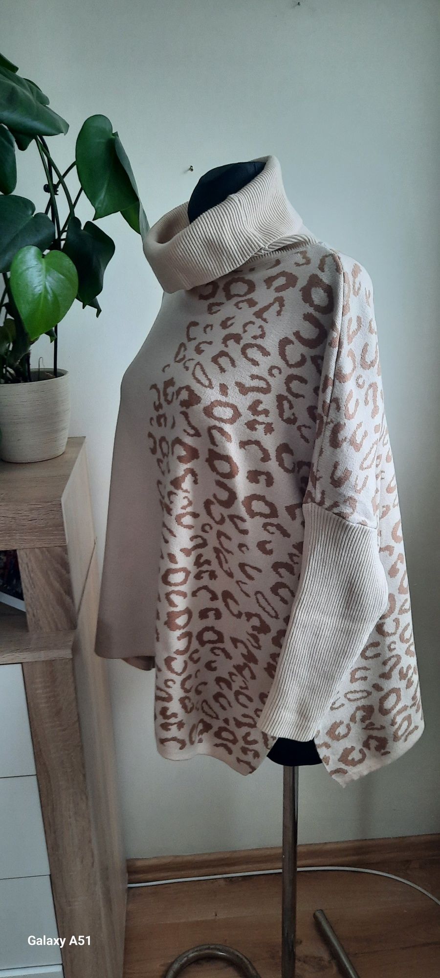 Oversize sweter z golfem panterka cętki Minouu