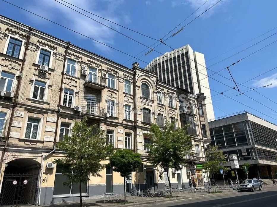 Продаж 3-к просторої квартири по Січових стрільців 10. Гарний ремонт