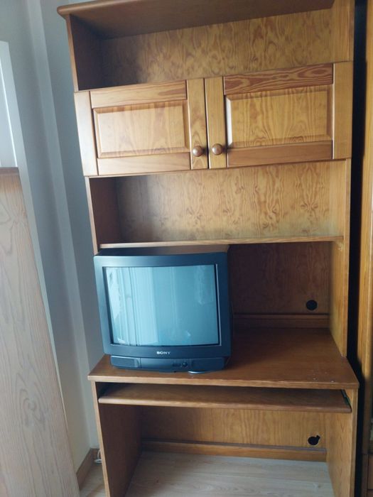 Móvel com secretária e arrumação