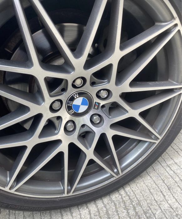 Эмблемах сине-белая BMW