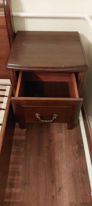 Zestaw mebli do sypialni i nowy materac