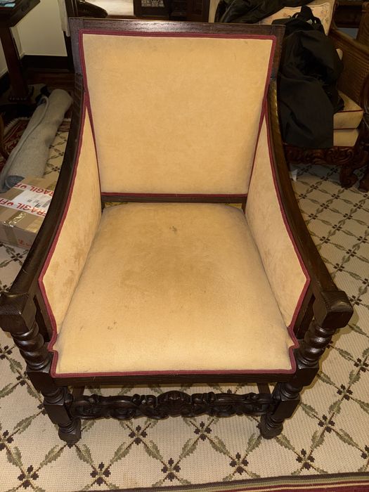 Cadeirao em madeira com estofo em voludo creme