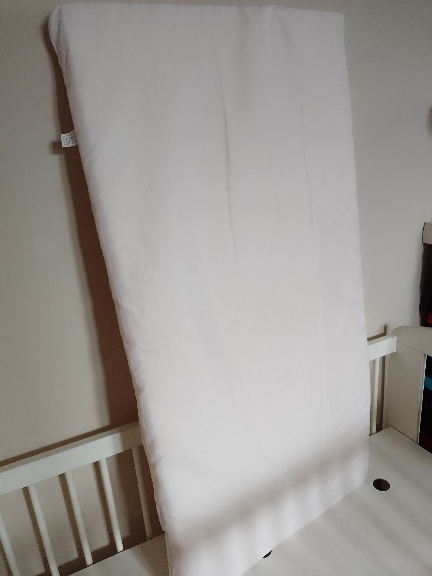 Łóżeczko dziecięce z szufladą, materacem i przewijakiem
