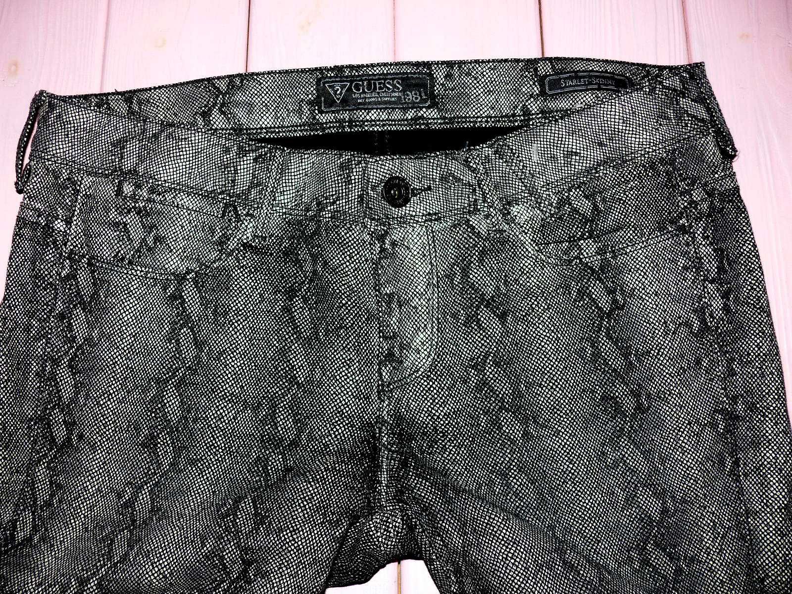 Джинсы guess cо змеиным принтом, р. 27