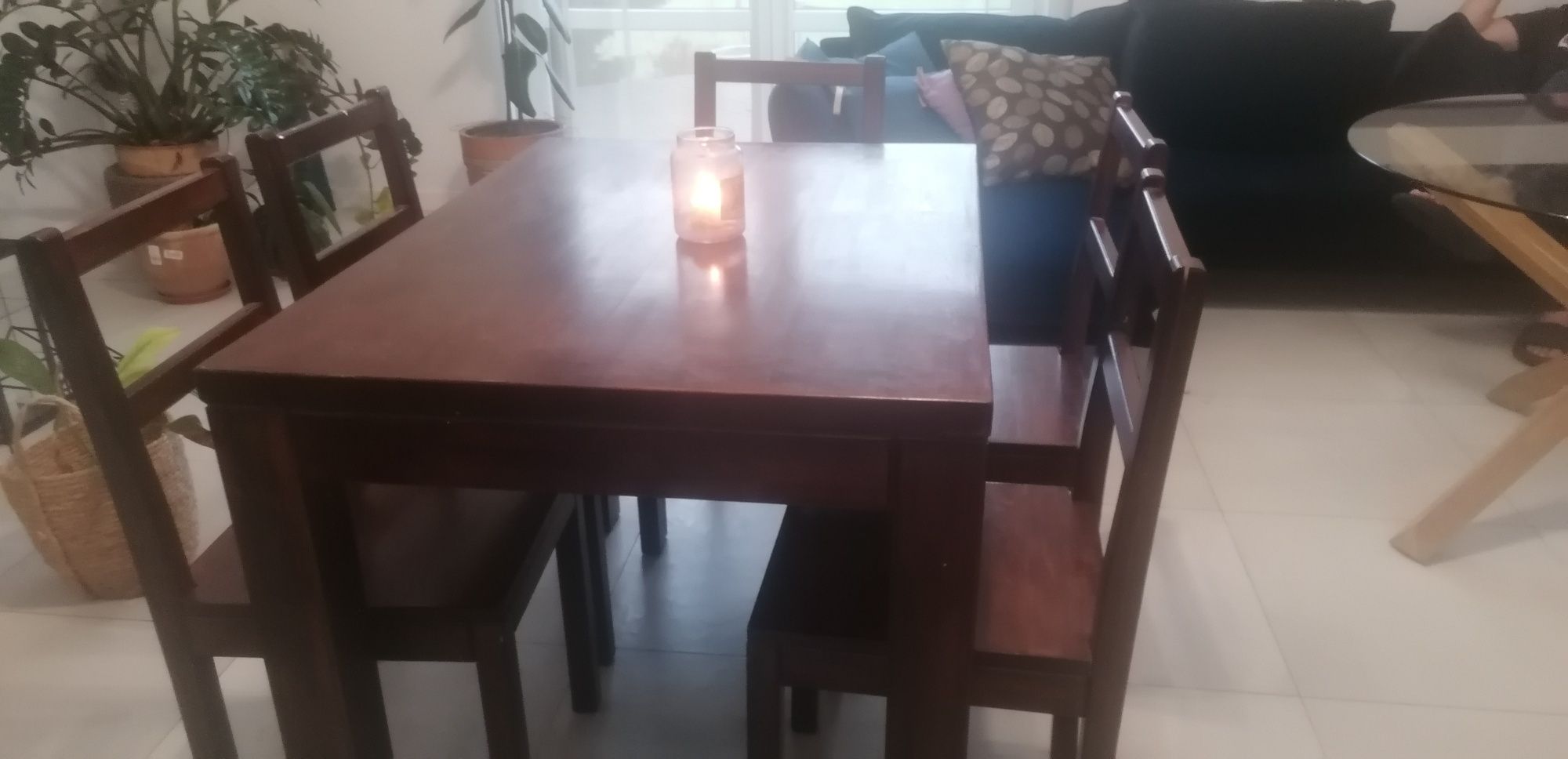 Stół drewniany i krzesła