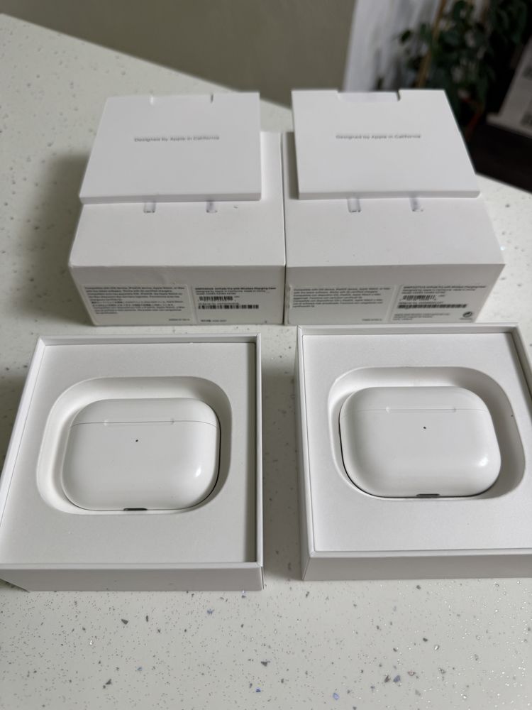 AirPods Pro 1. З футляром який підтримую бездротову зарядку.