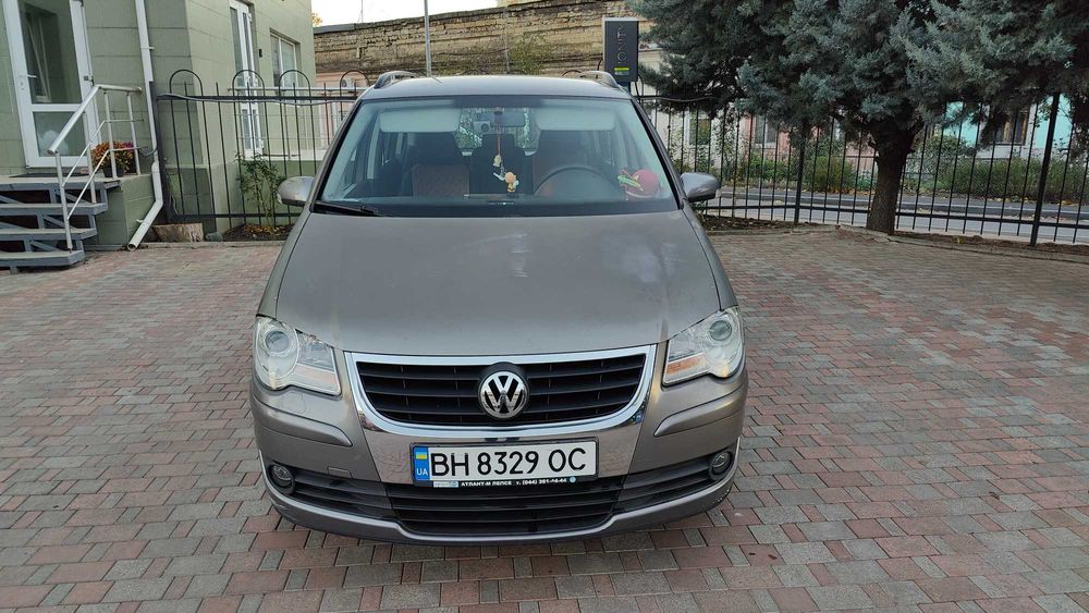 Volkswagen Touran 2009 р. • 2.0 TDI • Автомат