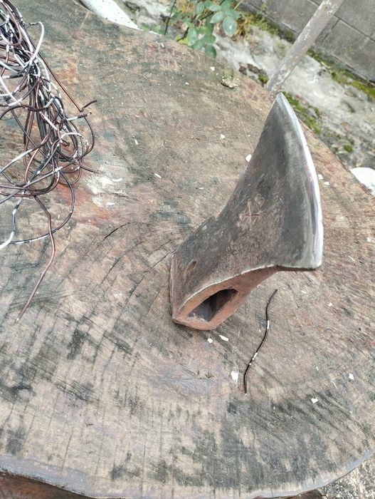 Старовинний кований колун