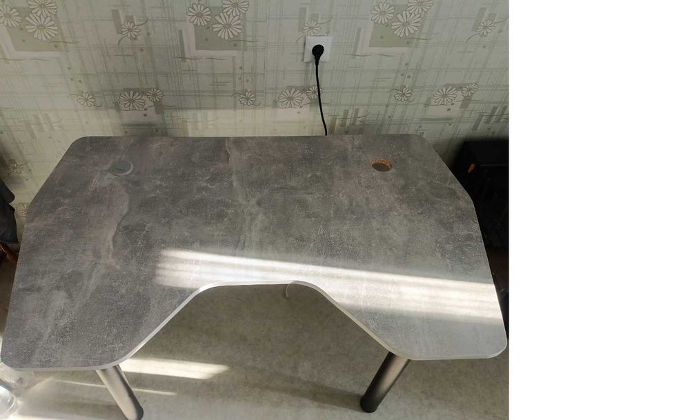 Продам  компьютерный стол