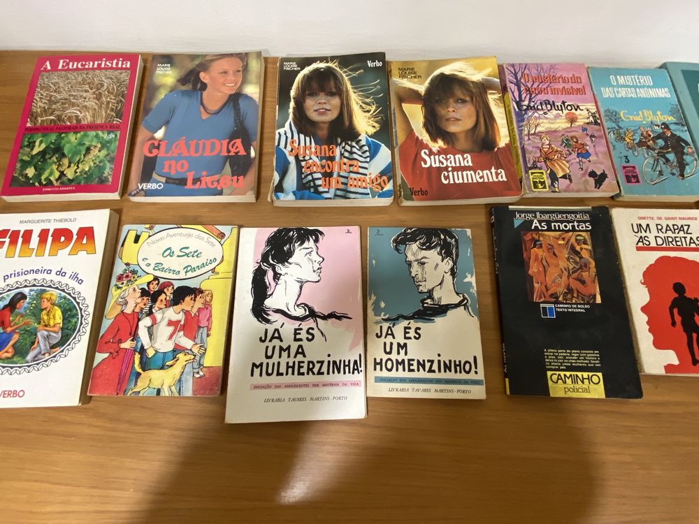Conjunto de livros antigos