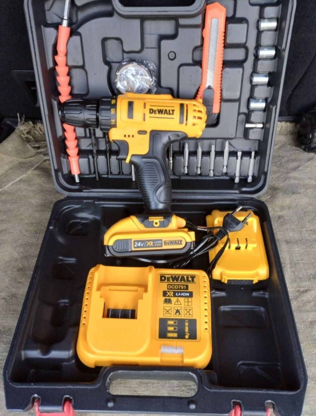 Акумуляторний шуруповерт з набором інструментів DeWALT 24V