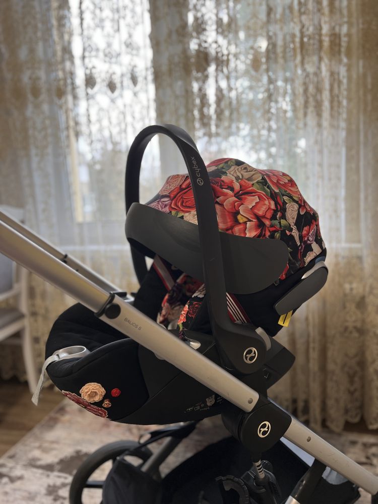 Автокрісло Cybex Cloud Z i-Size Spring Blossom Dark