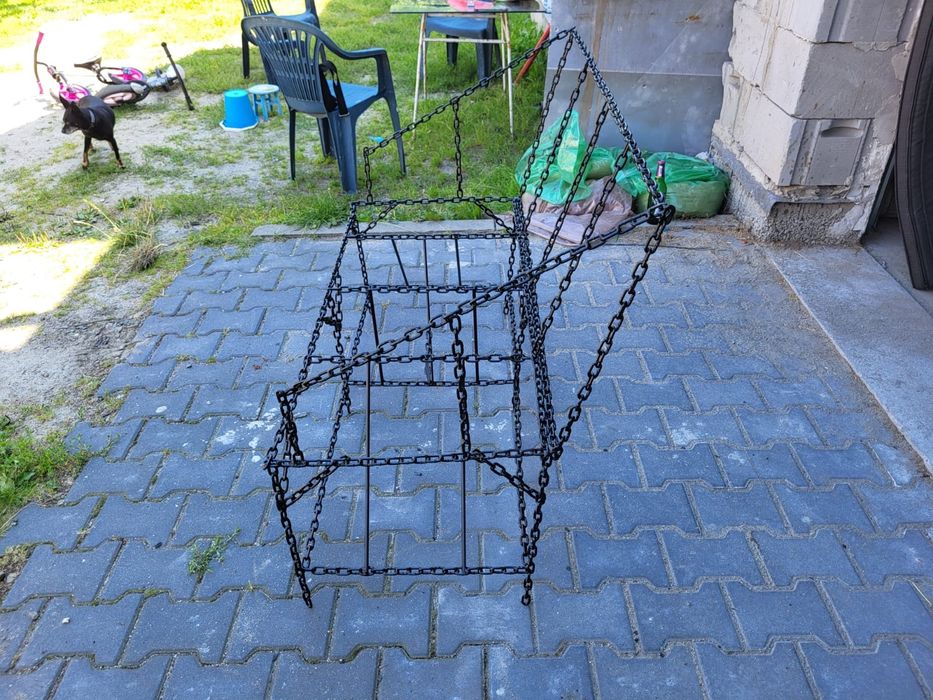 Ławka ozdobna z łańcucha.