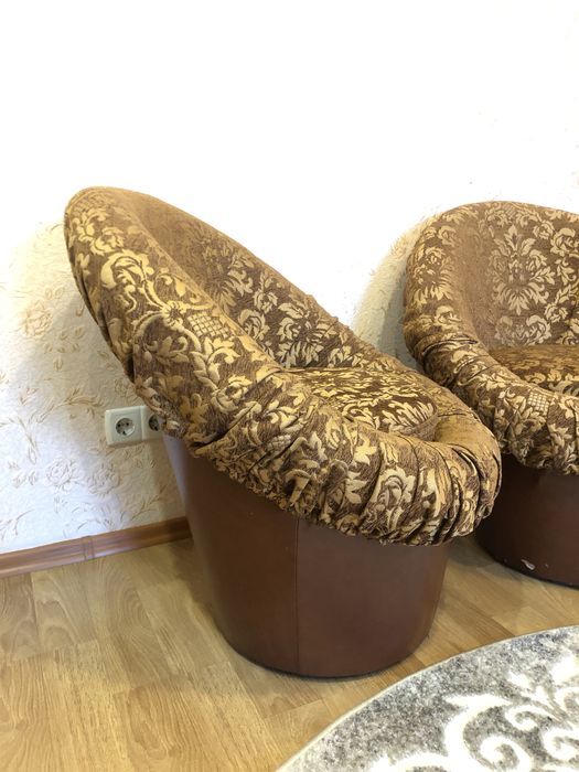 Продаються два мʼякі крісла