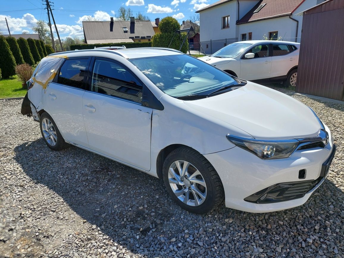 Toyota Auris 1.6 2017r uszkodzona
