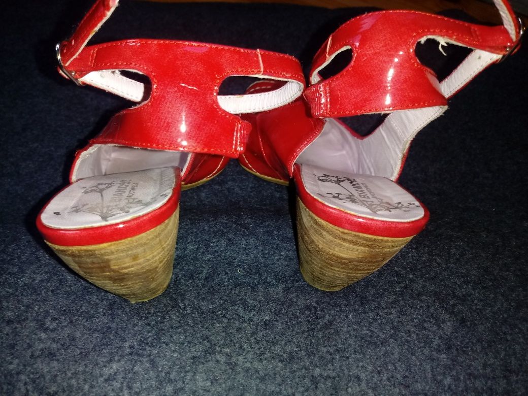 Hiszpańskie sandały damskie, lakierowane, 38