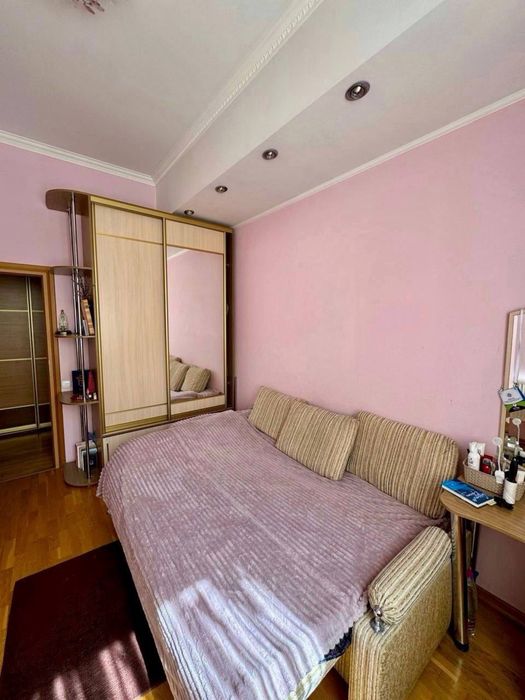 Кімната на підселення для дівчини