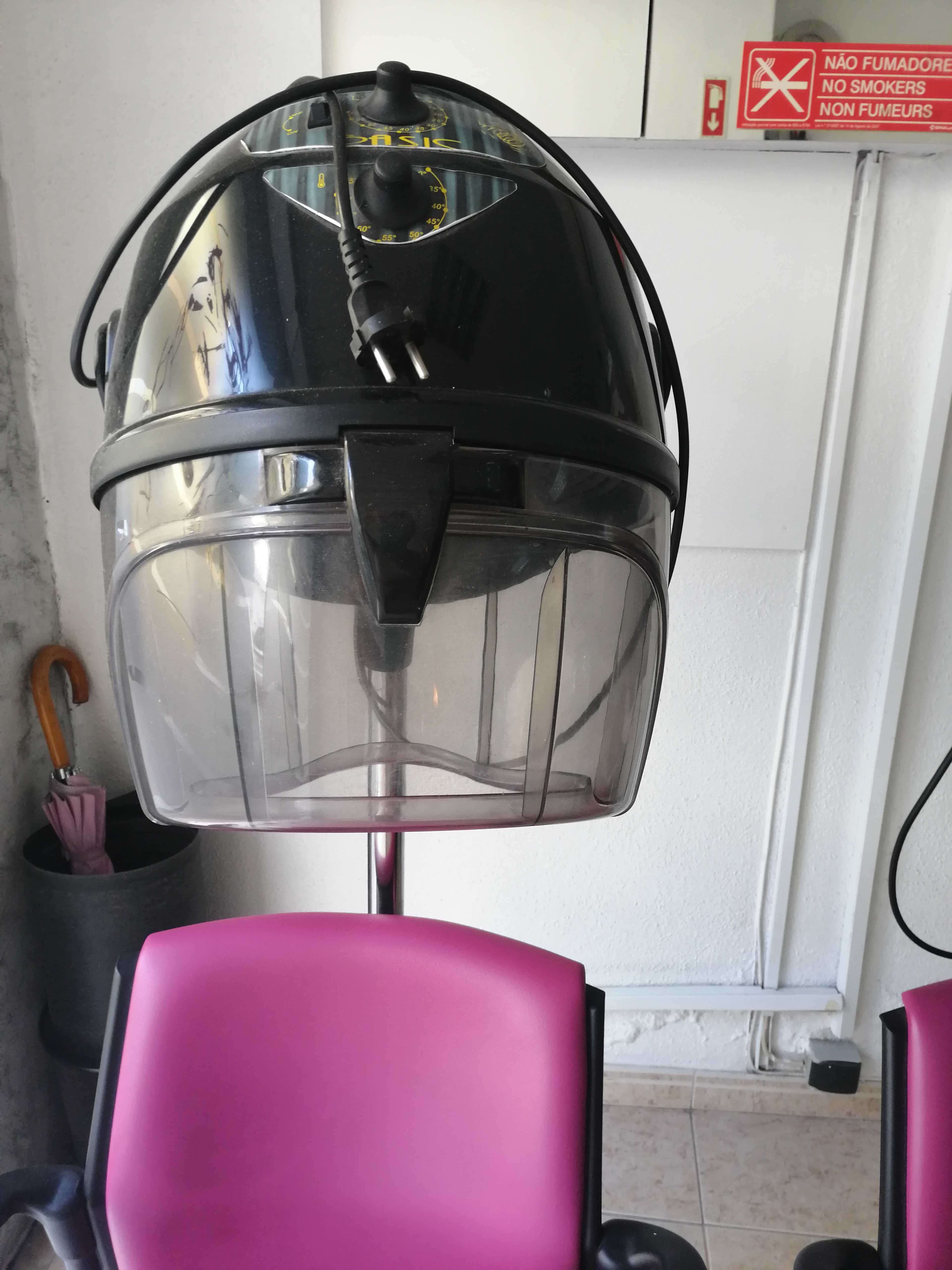 Cadeira com suporte vaporizador e secador de rolos