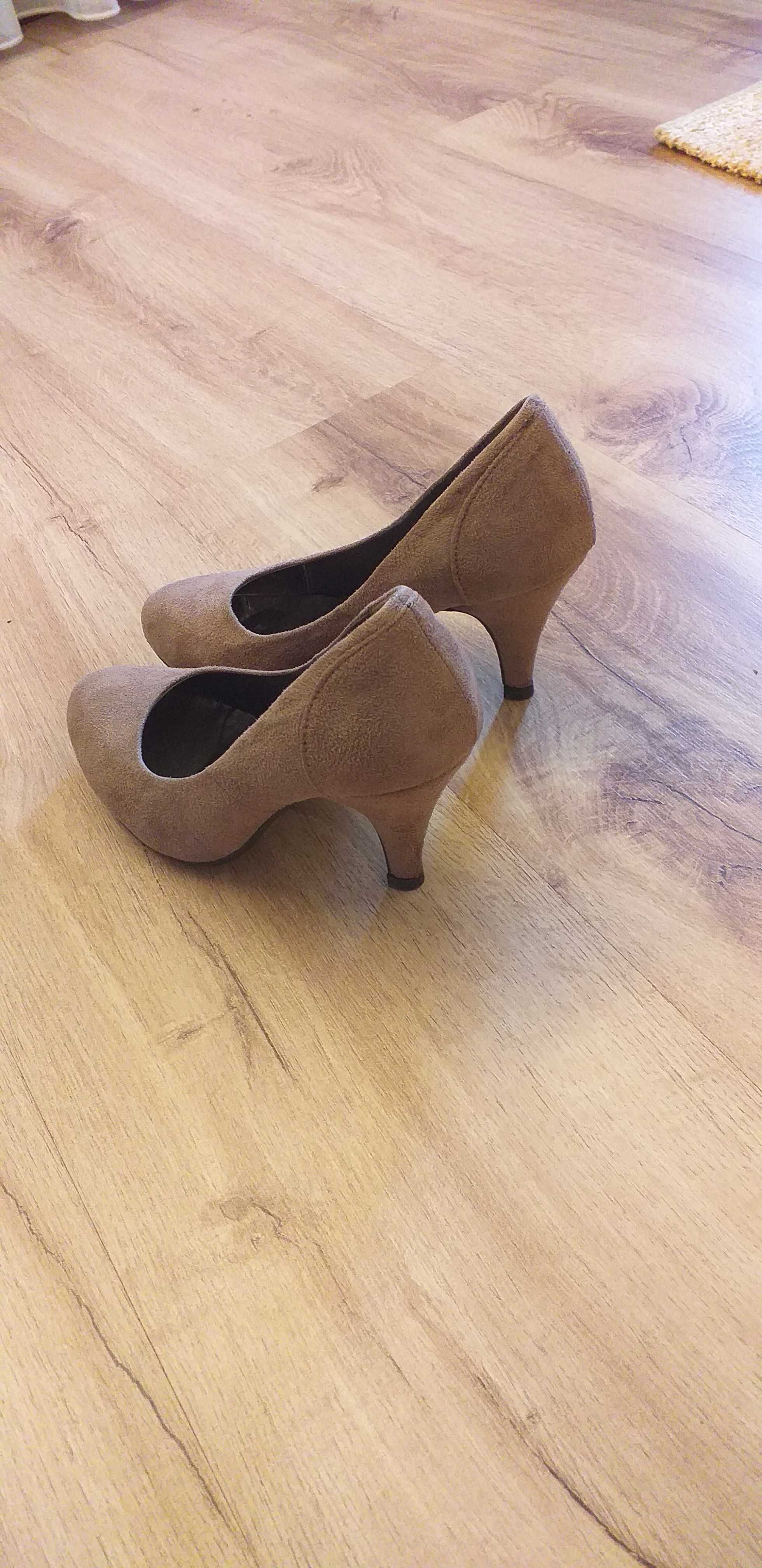 Sapatos bege de salto