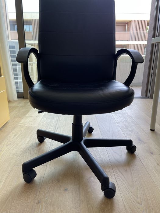 Cadeira de escritório preta da Staples