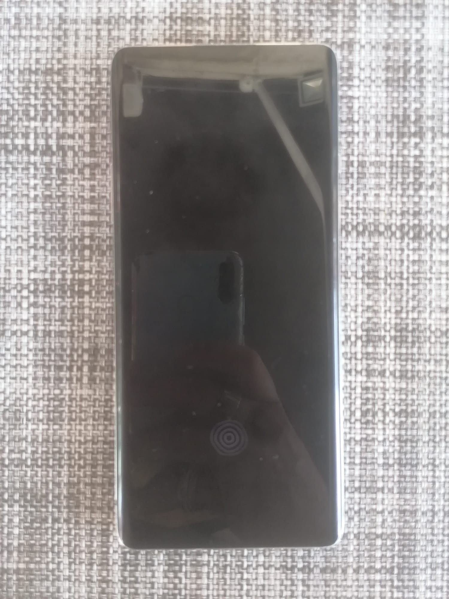 OnePlus 8 com parte traseira estilhaçada e botão on sensível