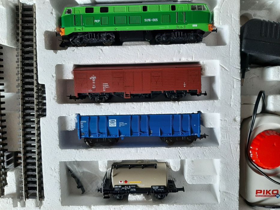 Zestaw startowy z pociągiem towarowym PIKO HO96956