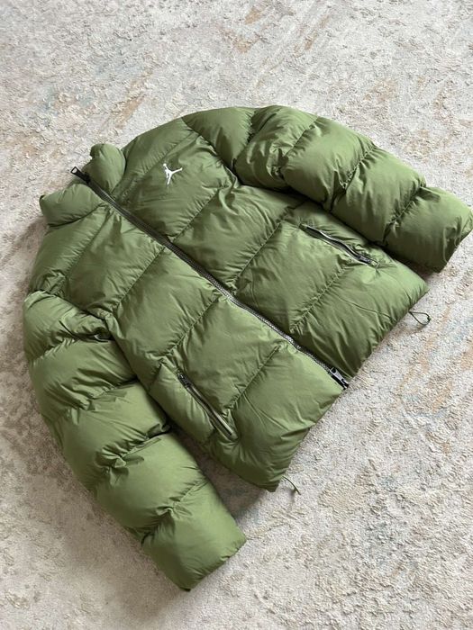 Чоловічий пуховик Jordan.