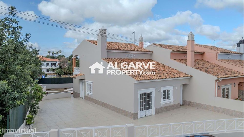 Moradia V3 renovada numa zona residencial perto de Loulé, Algarve