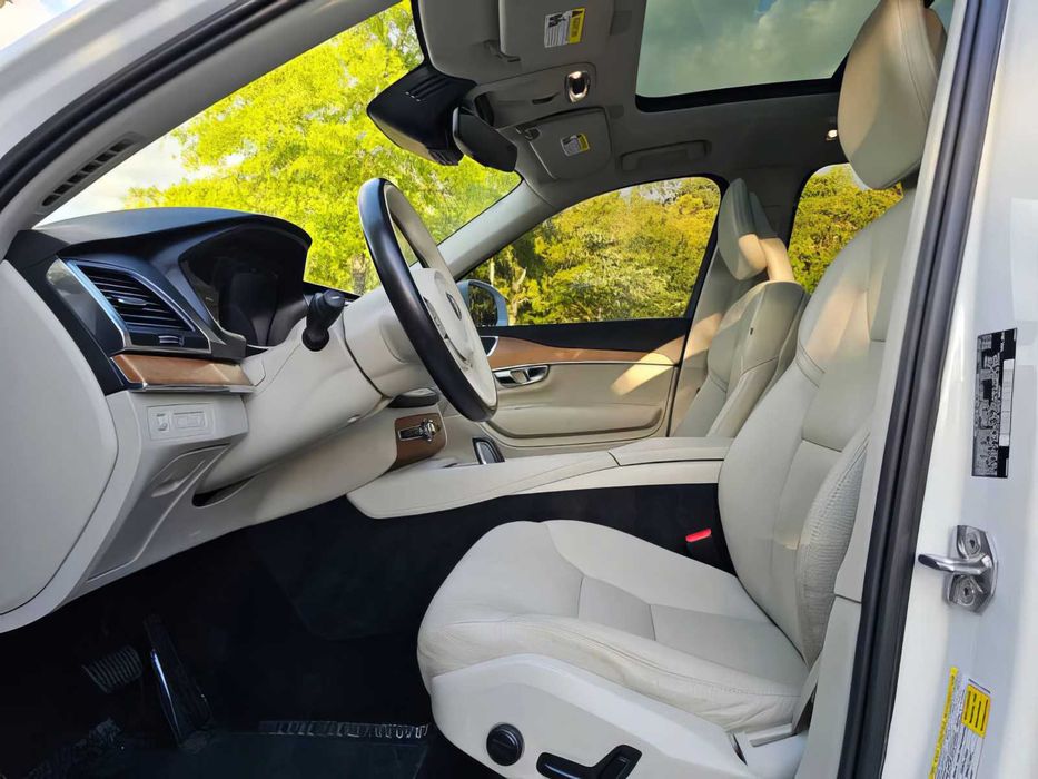 Volvo XC90      2021