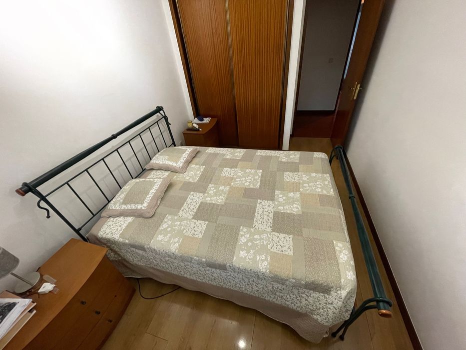 Cama 140*200 de ferro e estrado em muito bom estado