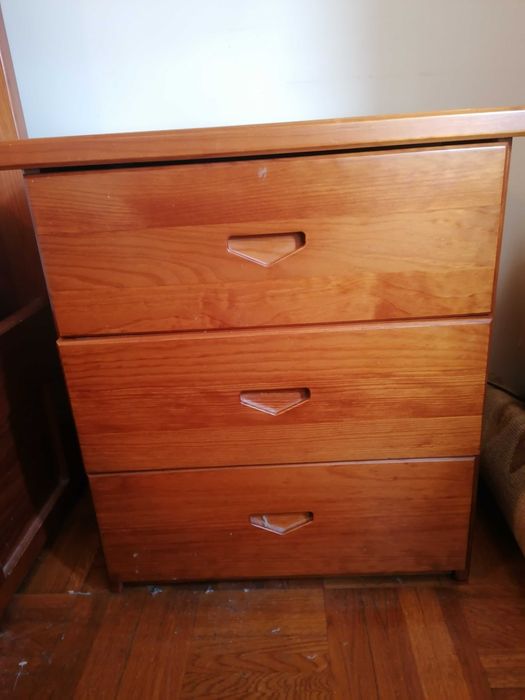 Par de Mesas de Cabeceira + Estrado 140 cm por 190 cm (estado novo)