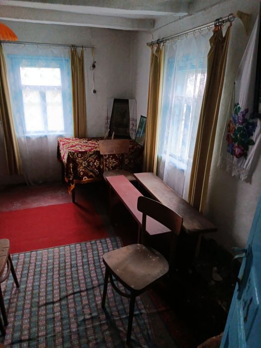 Продається хата ,  майже в центрі села.а