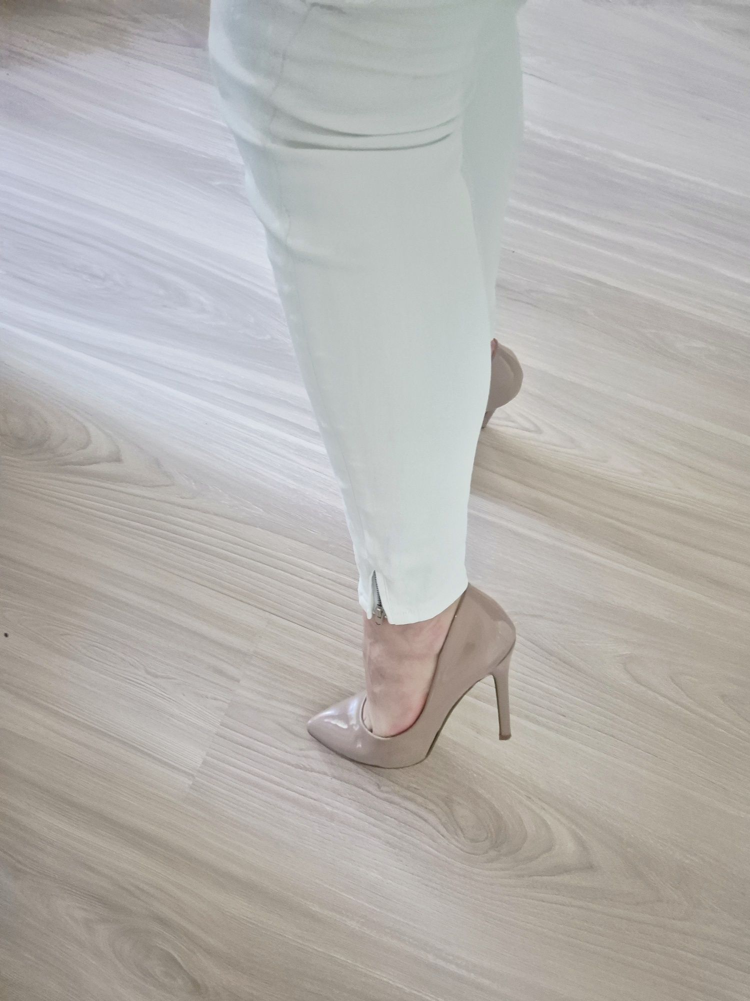 Beżowy lakierowane buty Taccardi, r 37