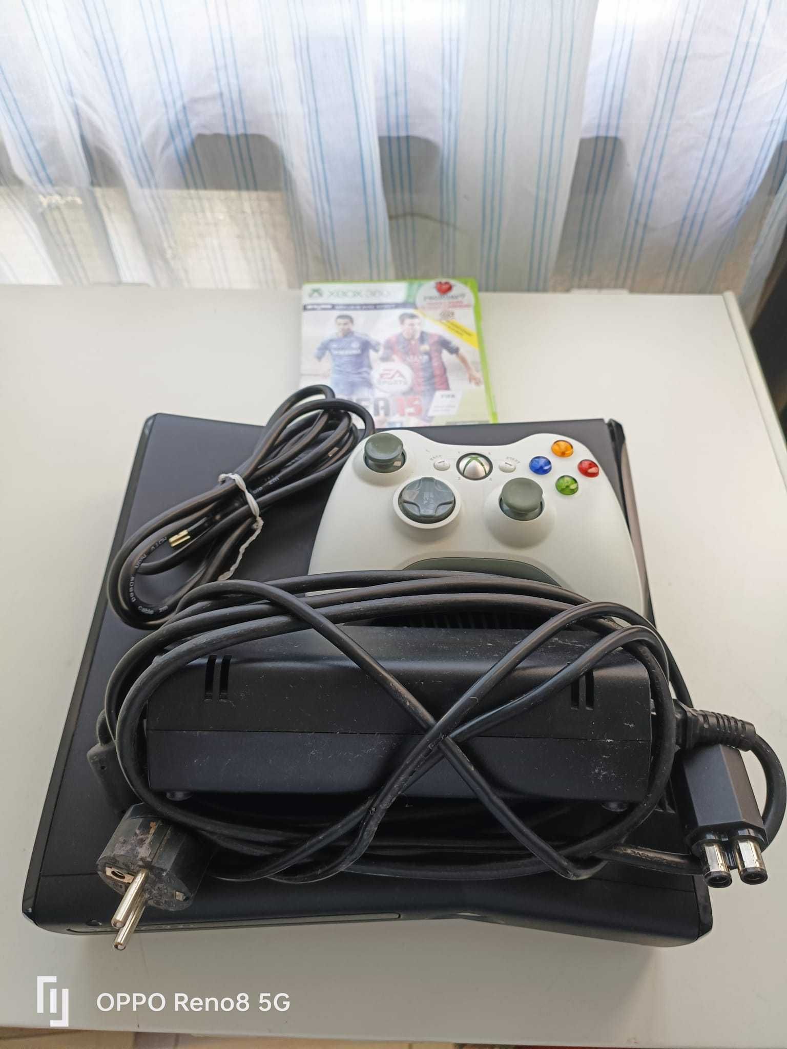 Xbox 360 usado com comando e jogo FIFA 15