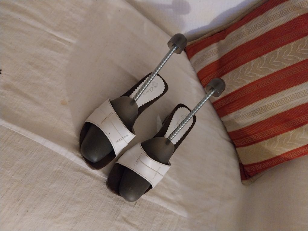 Vários pares de sapatos usados pouco e bem  consevados