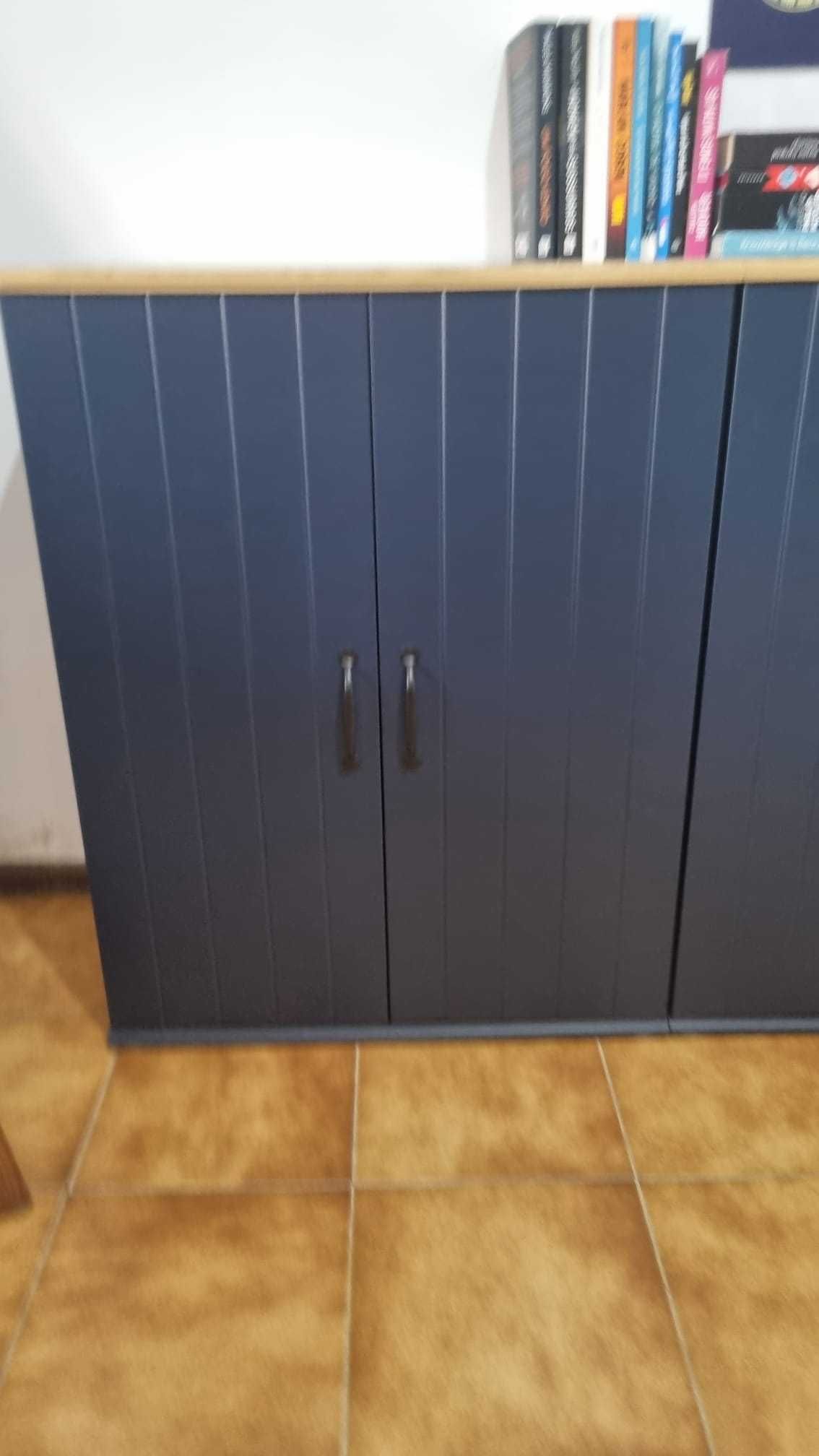 Armários IKEA SKRUVBY azul com portas