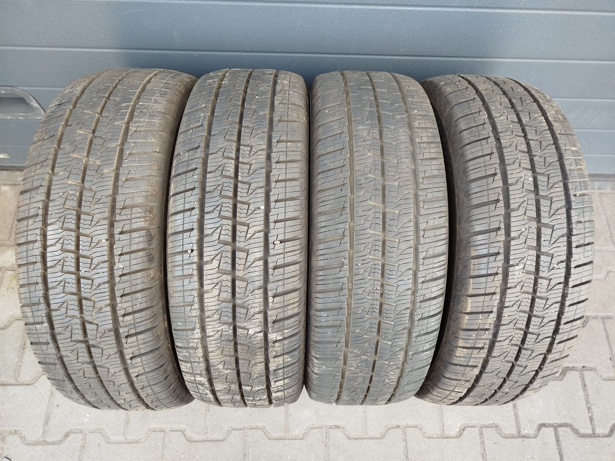 Opony całoroczne Continental 215/65R16C