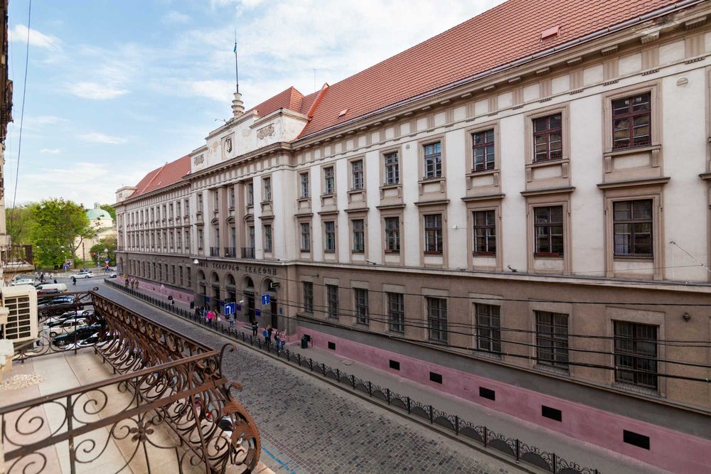 Делюкс апартаменти в центрі Львова по вул.Словацького 8