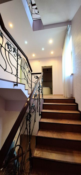 Просторий будинок для двох родин. Підвал, гараж на 2 авто.